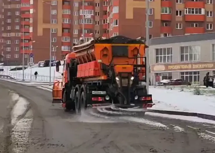 «Пока посыпаем солью с песком». В Красноярске дорожники рассказали, чем планируют обрабатывать дороги зимой