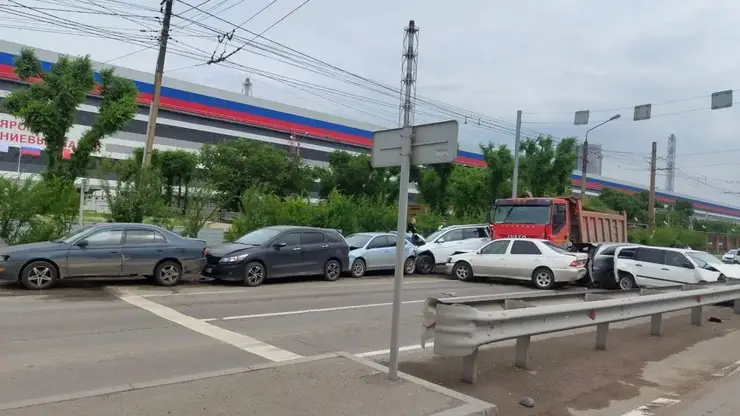 Авария с участием 9-ти легковушек и большегруза произошла на улице Пограничников в Красноярске