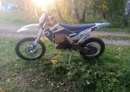 В Красноярском крае мотоциклист врезался в дерево и погиб