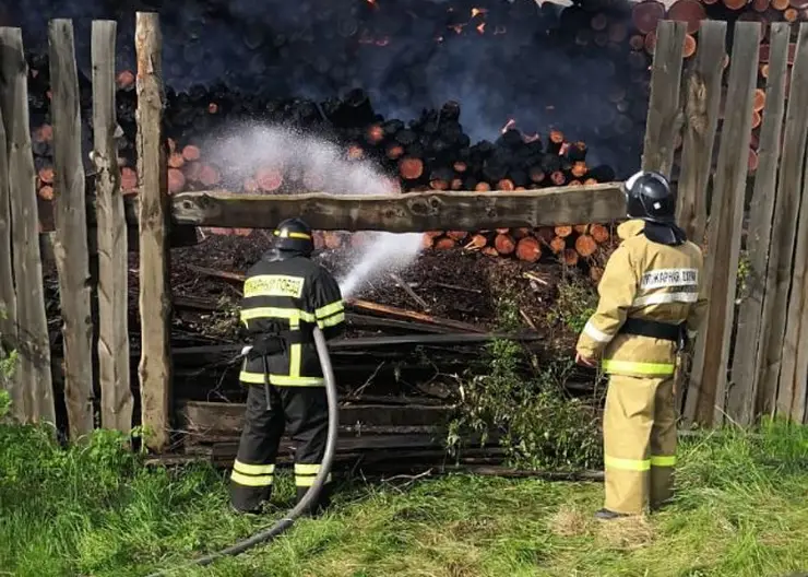 Пожарный поезд КрасЖД со станции Чунояр участвует в тушении пожара в поселке Таежный в Богучанском районе