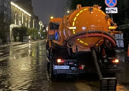 Почти пять тысяч кубометров воды откачали с дорог Красноярска за выходные