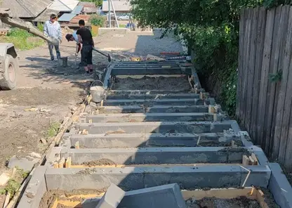 В Красноярске рабочие начали ремонтировать лестницы