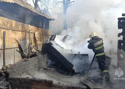 В Красноярске загорелся двухэтажный дом