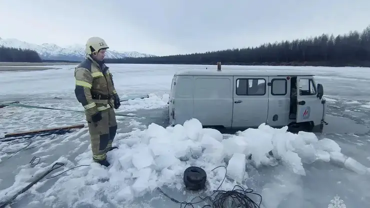 УАЗ провалился под лед реки в Забайкалье