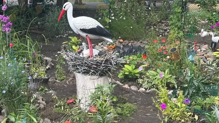 Сказка на Новгородской: креативные жители превратили двор в сказочный сад с глиняными фигурками