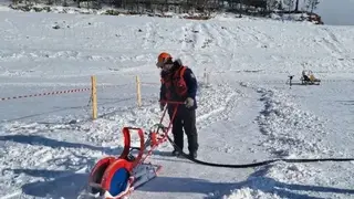 В Красноярском крае спасатели начали распиливать лед на водохранилище и закрыли переправу на Енисее В Красноярском крае спасатели начали распиливать лед на водохранилище и закрыли переправу на Енисее