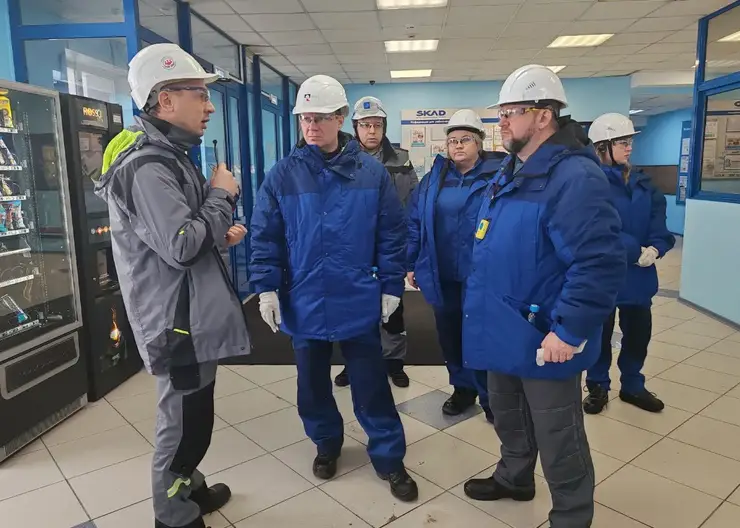 Депутат Госдумы Сергей Еремин и глава Дивногорска Дмитрий Иванов оценили достижения завода СКАД