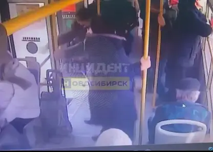 Пожилая женщина выпала из открытого автобуса и погибла в Новосибирске