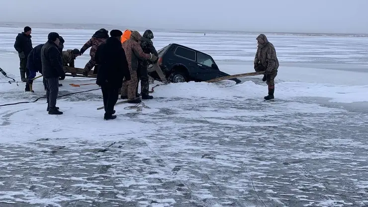 В Иркутской области автомобиль частично провалился на Братском водохранилище