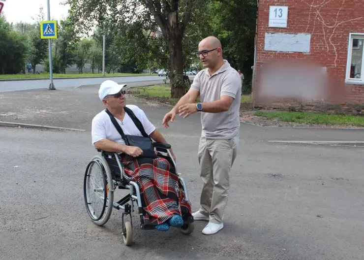 Доступность отремонтированных улиц в Красноярске проверили люди с ограниченными возможностями здоровья