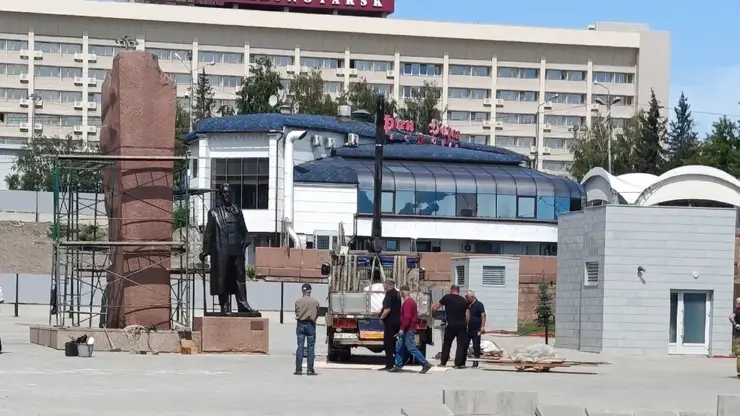 Памятник Чехову вернули на Театральную площадь в Красноярске