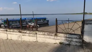 Опасная пропасть у детской площадки. На набережной Енисейска отсутствует пролёт ограждения