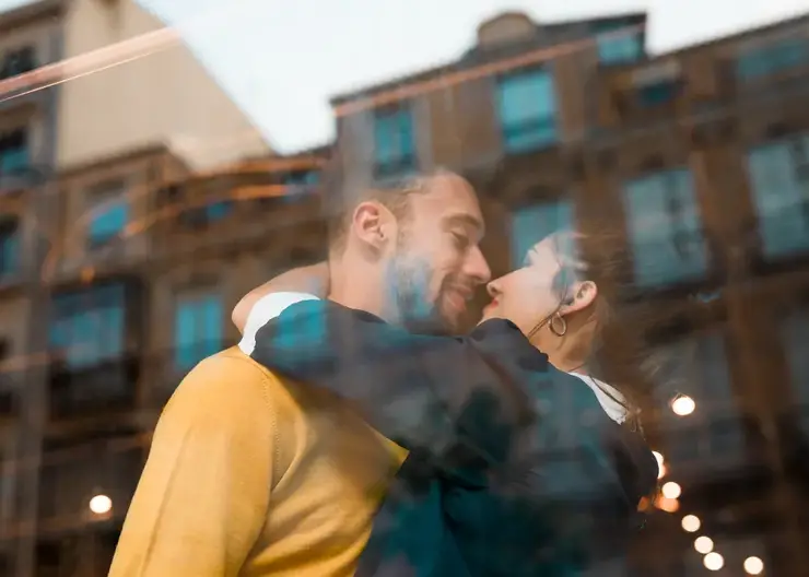 Юрист рассказала красноярцам, какое наказание грозит за поцелуй на улице