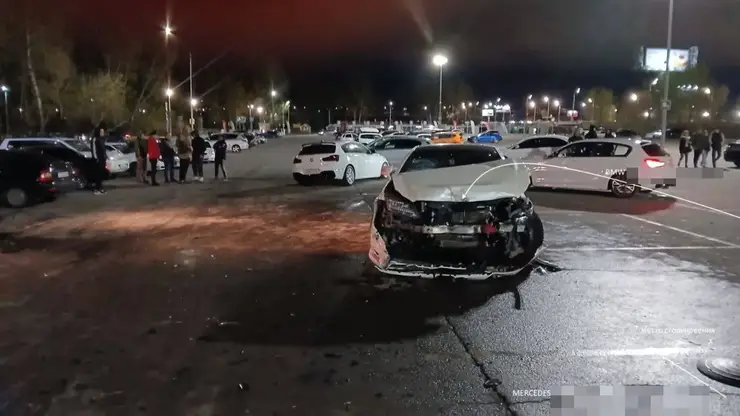 ДТП на парковке Татышев-парка. «БМВ» во время дрифта врезался в «Мерседес», который тоже дрифтовал (видео)