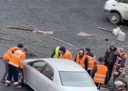 Дорожникам Норильска пришлось вручную перетаскивать автомобили с места ремонта асфальта