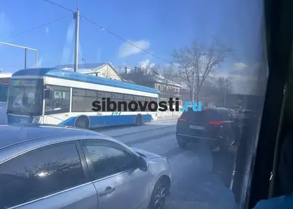 «Здесь мы не проедем»: новосибирские автобусы из-за снега перестали заезжать в некоторые районы
