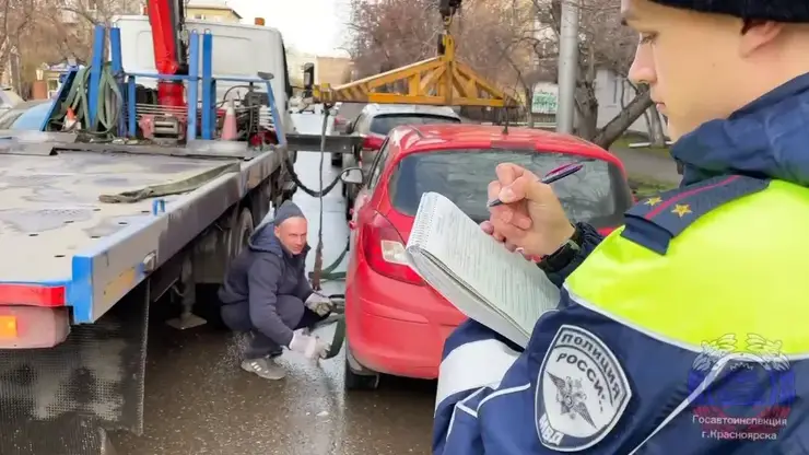 В центре Красноярска массово эвакуируют автомобили