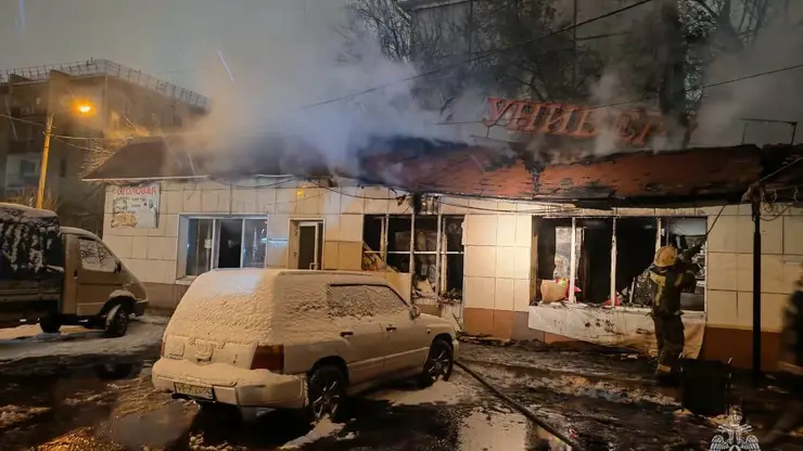 В Красноярске загорелся универсам на 60 лет Октября