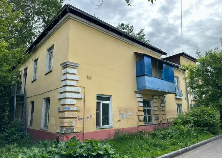 После обрушения потолка в аварийном общежитии Красноярска возбудили уголовное дело