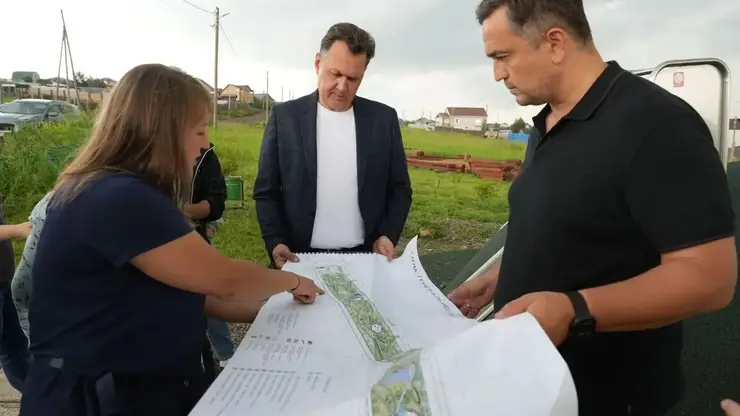 Мэр Красноярска проверил стройку в Солонцах: новый водовод, детсад и парк, который просили жители