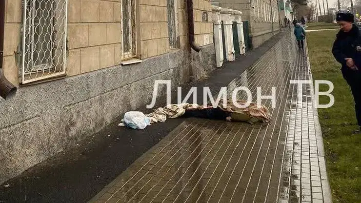 В Канске мужчина насмерть сорвался с четвертого этажа, когда спускался на простынях вниз (видео)