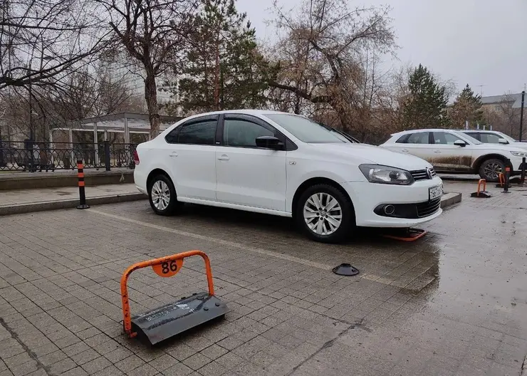 Мэрия Красноярска назвала самые популярные места платной парковки на Красной Армии