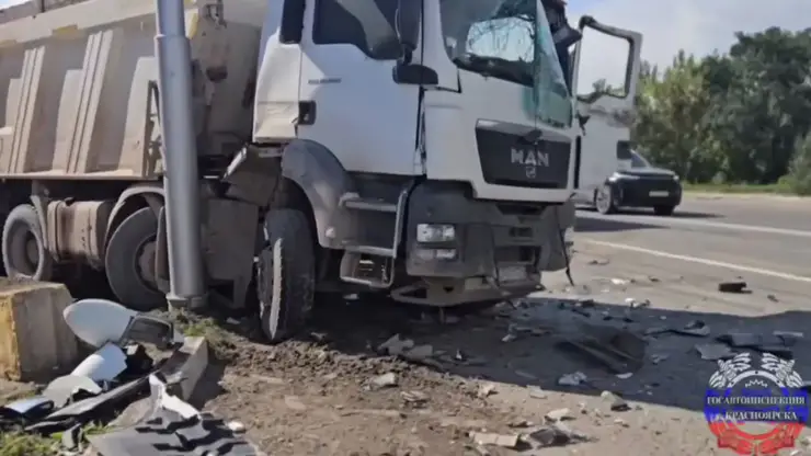 В Красноярске лоб в лоб столкнулись два грузовика: один водитель погиб