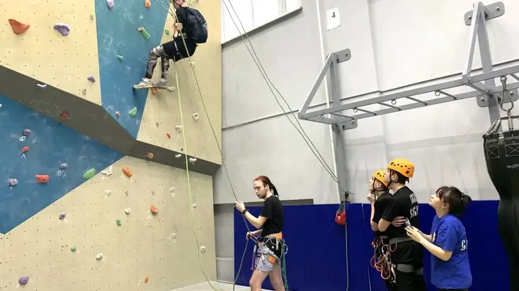 Красноярцев приглашают на бесплатные мастер-классы по скалолазанию. Что для этого нужно?