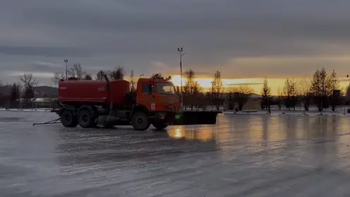В Красноярске начали заливать каток на острове Татышев