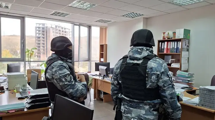 Обыски прошли в крупнейшей УК Красноярска: возбуждено 10 уголовных дел