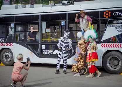 В Красноярске на Центральной набережной наградили лучших водителей троллейбусов
