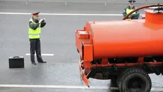 Разлив топлива произошел на трассе в Туве после опрокидывания бензовоза Разлив топлива произошел на трассе в Туве после опрокидывания бензовоза