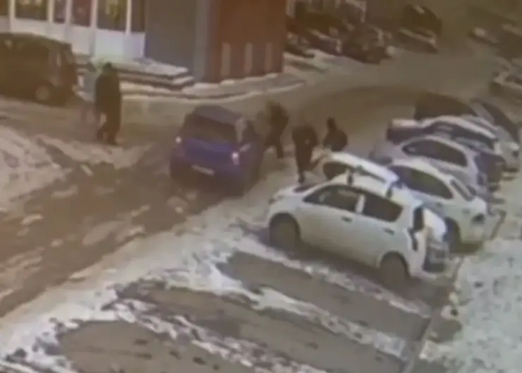 11-летняя девочка попала под машину во дворе своего дома в Красноярске