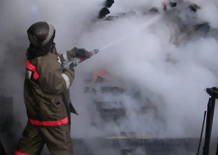 Более 20 пожарных ликвидировали возгорание в ЖК в Кемерово 