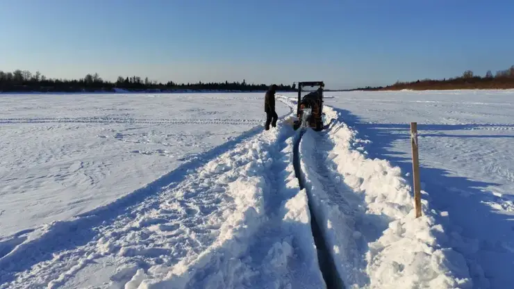 Лед начали резать на реке Томь в Томской области для предотвращения заторов во время паводка