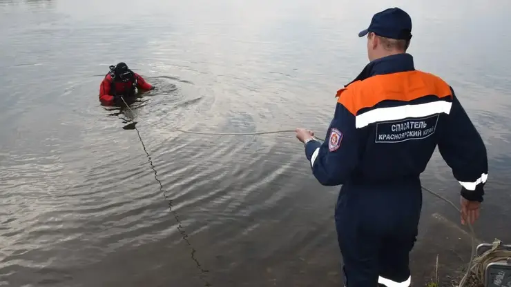 Спасатели достали из озера автомобиль с погибшей женщиной под Красноярском