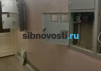 В поисках закладки компания молодых людей разворотила подъезд на красноярской Взлётке