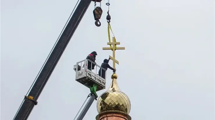 Купол и крест появились у строящегося храма на красноярской Стрелке