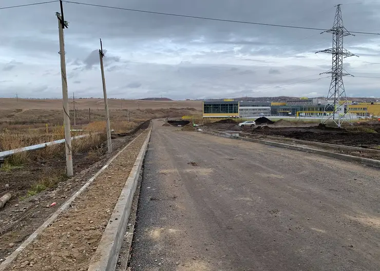 В Октябрьском районе Красноярска завершается строительство дороги к новой школе