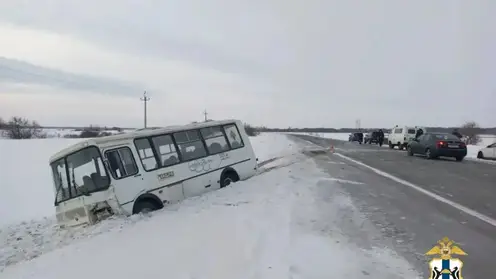Пассажирский автобус столкнулся с легковушкой в Новосибирской области