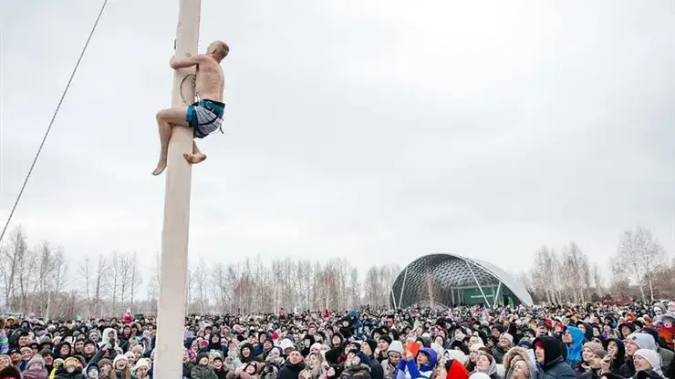 Боулинг с матрёшками и покорение столба. Как отпразднуют Масленицу в Красноярске