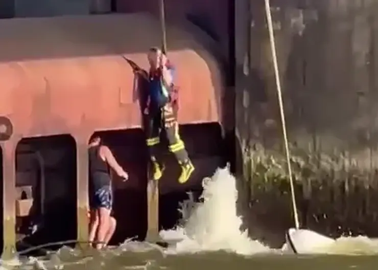 В крае мужчина и женщина на гидроциклах врезались в плотину