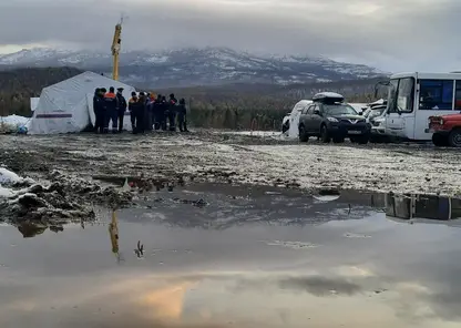 «Со скалы падение нельзя исключать»: волонтеры рассказали о тревожных деталях и надежде на чудо при поиске пропавшей семьи Усольцевых в горах Красноярского края