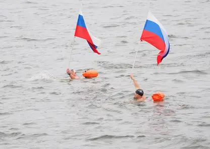 19 спортсменов проплыли по Енисею с флагом в руках в Красноярске