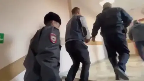 Красноярского слесаря арестовали по подозрению в убийстве матери и ее 3-летнего сына