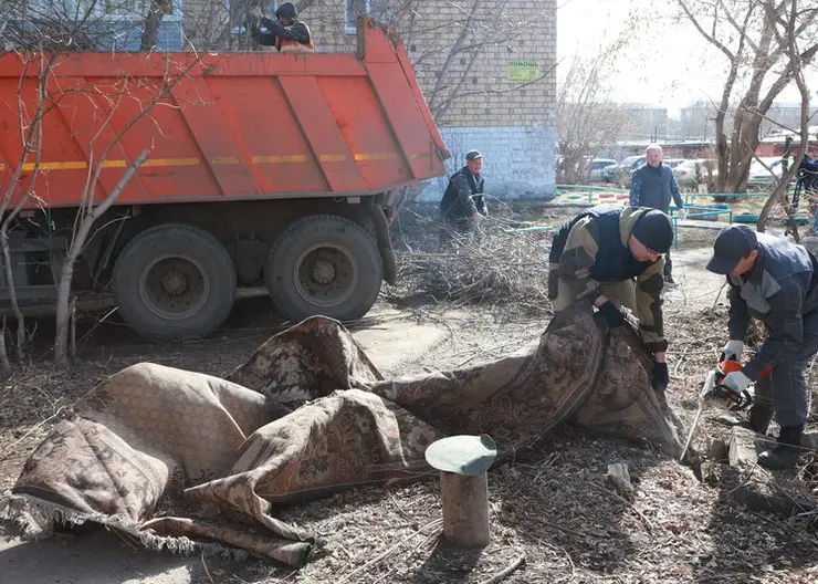 В Красноярске во время субботника собрали около 992 КамАЗов мусора