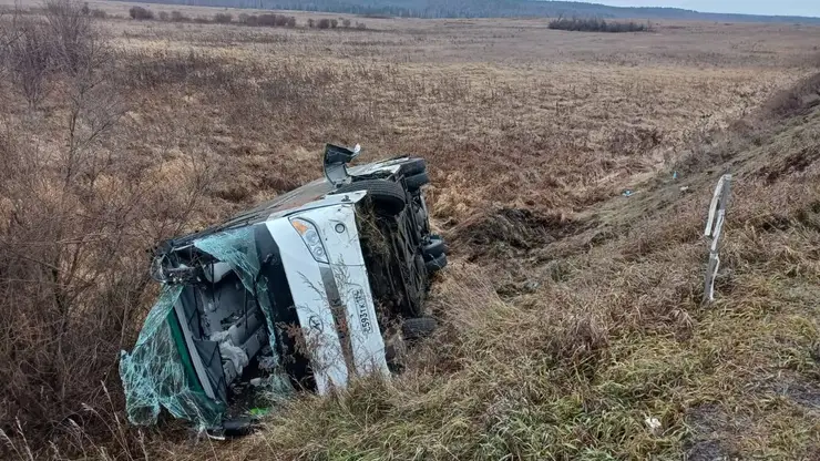 «Я и другая пассажирка выпали». Автобус с рабочими улетел в кювет в Красноярском крае, что говорят пассажиры