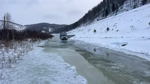 Река Мана парализовала движение на важном участке трассы в Красноярском крае