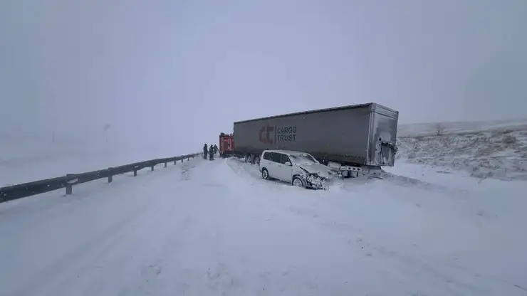 В Забайкалье фура и легковушка столкнулись на трассе