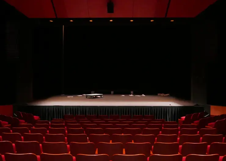 Режиссер Георгий Диевский в преддверии премьеры «Алисы в стране чудес» в Омске рассказал о мюзикле